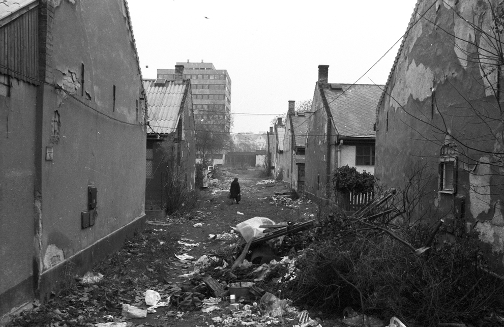 A Kőbányai út 42. alatti 1910-ben épült kislakásos munkáslakótelep bontása. Háttérben a Budapesti Lakásépítő Vállalat székháza, 1986. Forrás: Fortepan / Szalay Zoltán / 197915