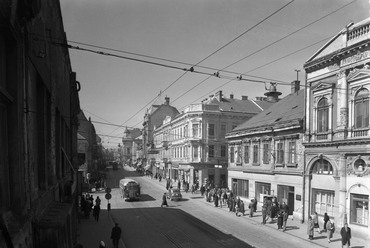 Széchenyi utca, "villanyrendőr" kereszteződés, 1957. Forrás: Fortepan / UVATERV
