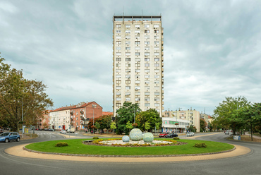 Szolnok másik két lakótornya 18 emeletes, 61 méteres magassággal. A Várkonyi téren álló, ma is eredeti állapotára emlékeztető toronyház 1970-ben, míg a Tallinn városrész szélén álló, mára felújított épület egy évvel később készült el.
