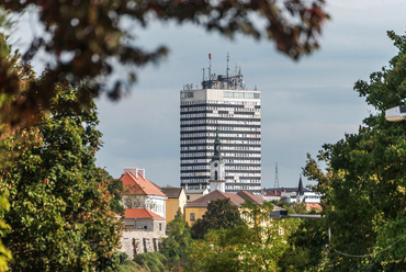 Veszprém központjában az eredeti tervek szerint három egymás mellett sorakozó toronyház emelkedett volna a régi vár és a templomtornyok fölé. Közülük 1974-re egyetlen valósult meg.

 
