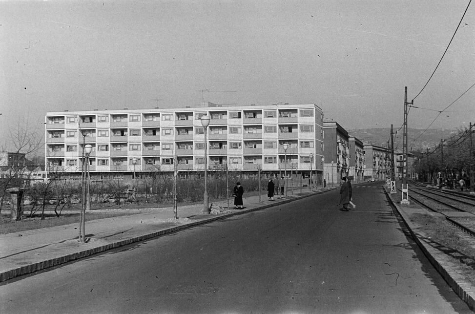 A Tas vezér utcai keleti homlokzat a Villányi út felől, 1966. Forrás: Fortepan / Belházy Miklós
