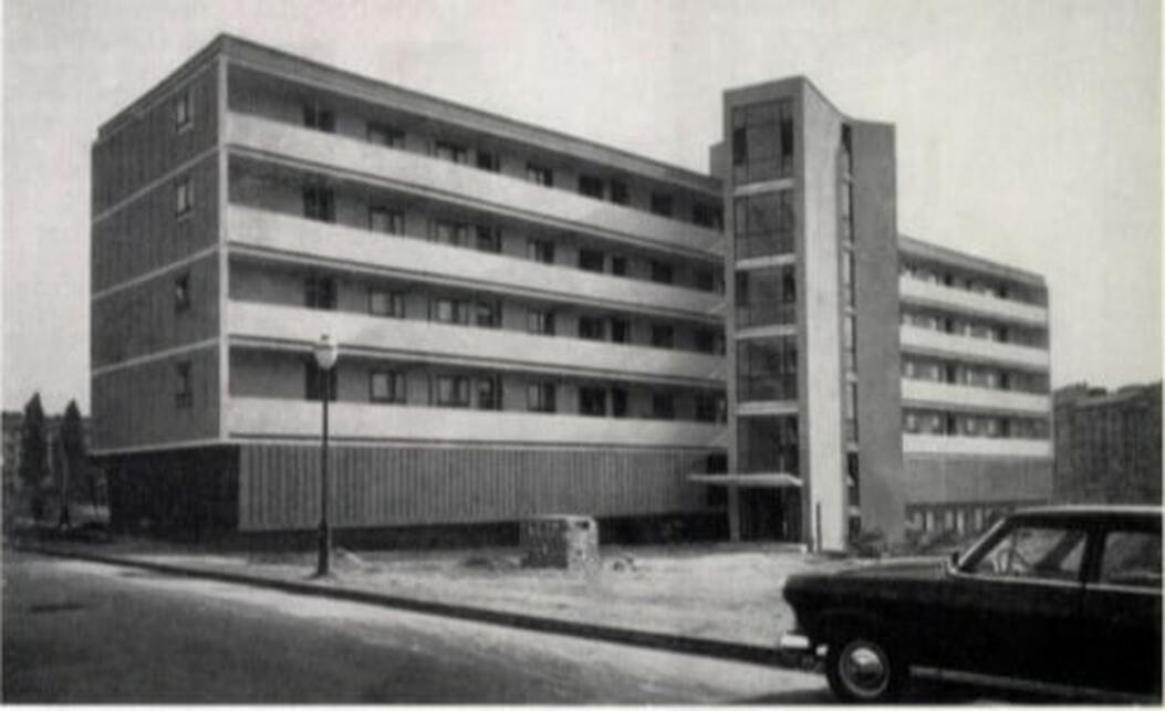 A Tas vezér utcai nyugati homlokzat a Villányi út felől, 1966. Forrás: Fortepan / Belházy Miklós
