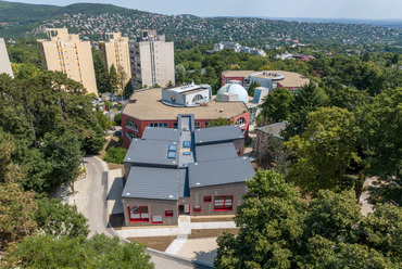 A Lauder Iskola bővítése: tantermek és tornaszoba – tervező: TIBA Építész Stúdió – fotó: Palkó György
