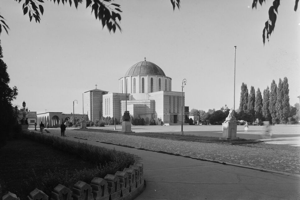 Széchenyi tér, Fogadalmi templom, 1955. Forrás: Fortepan / UVATERV
