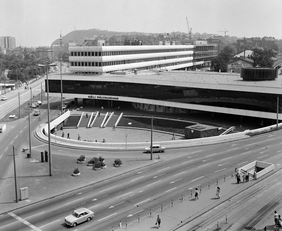 Távlati kép, az épülő irodaházzal, 1975. Forrás: Fortepan // 98945 // UVATERV
