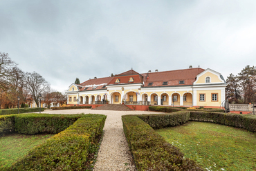 Pomáz történelmi központjának szélén, a Meselia-hegy lejtőjén áll a Wattay-Teleki kastély. Az 1773-ra formát öltött barokk épület az 1927-es eklektikus átalakítás, majd a 2007-es felújítás nyomán nyerte el a mai formáját.
