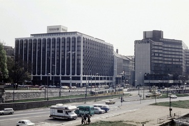 Kilátás a Széchenyi Lánchídról az Eötvös tér felé, balra az Atrium Hyatt (ma Sofitel), jobbra a Forum szálló (ma InterContinental) egy 1985-ös felvételen. Fotó: Fortepan / Belházy Miklós
