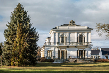 Nagykovácsi szélén, tíz hektáros angolpark területén áll az 1820-as években épült  Teleki-Tisza-kastély. Mai formáját a 2019-ben Pro Architectura díjjal is elismert felújítása nyomán nyerte el.

 
