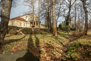 A kastély szabadon látogatható parkját a rajta átfolyó patak, megannyi kisebb szobor, tó, és az évszázados faállomány teszi különlegessé.

 
