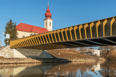 A következő, Őrhalom és Ipolyvarbó közti híd alig egy éve áll. A süllyesztett pályás, acél gerinclemezes gerendahíd főleg vasúti hidakra jellemző, egyszerű felépítésű szerkezet, aminek oldalsó merevítő bordáin a reggeli napfény íves sormintát rajzol.

 
