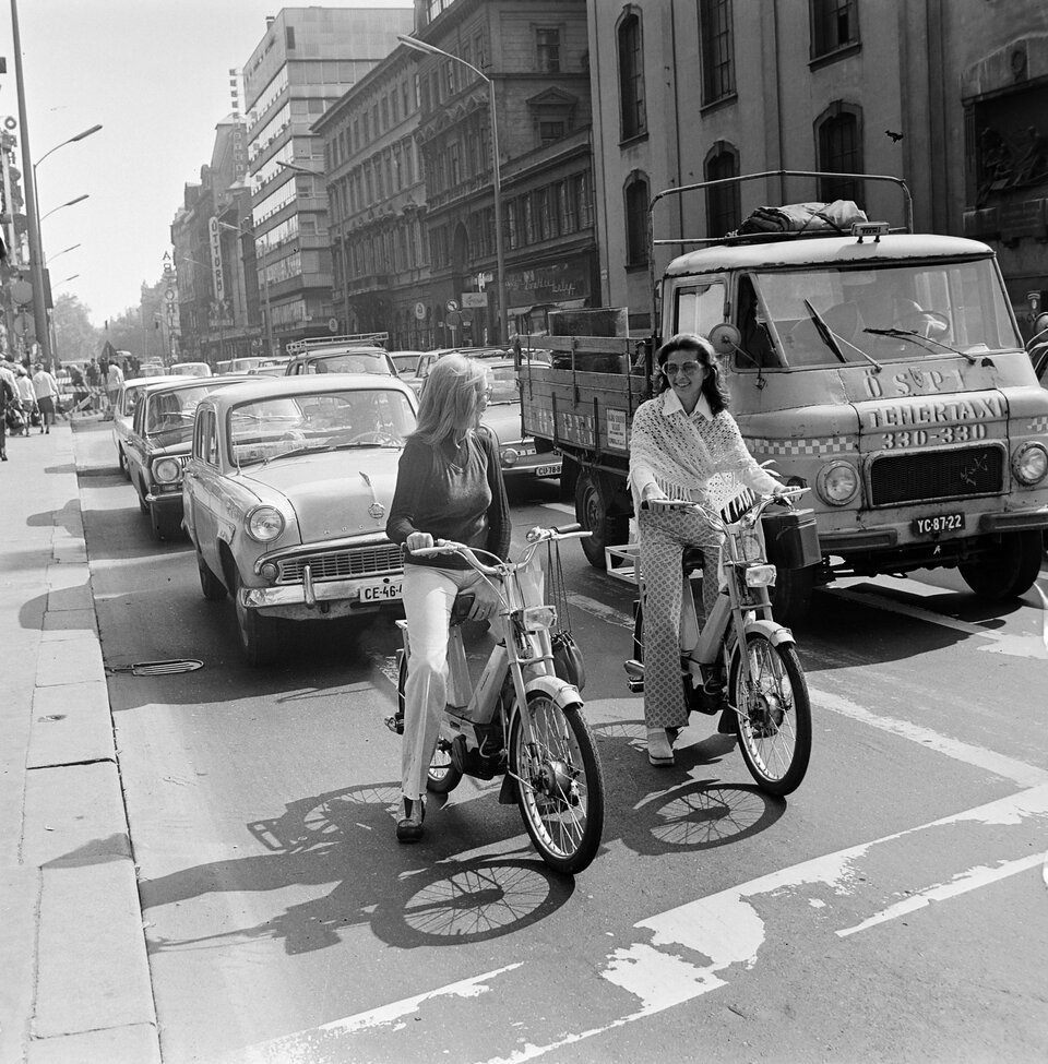 Kossuth Lajos utca a Ferenciek tere (Felszabadulás tér) felől az Astoria felé nézve, 1974. Forrás: Gábor Viktor / Fortepan
