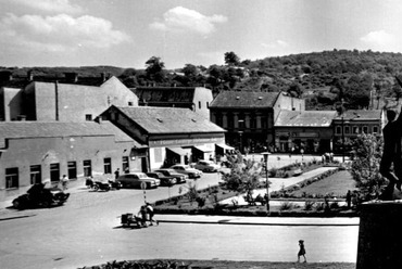 A főtér az átépítés megkezdése előtt, 1960. Forrás: Betonfalak harmóniája – a Dornyay Béla Múzeum online kiállítása
