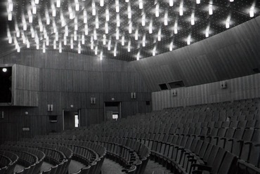 A József Attila Művelődési Ház színházterme, 1966. Forrás: Betonfalak harmóniája – a Dornyay Béla Múzeum online kiállítása
