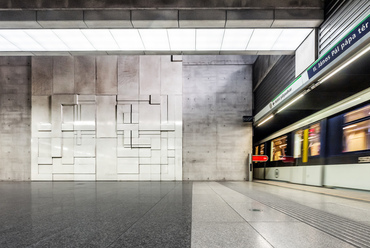 A hatalmas vasbeton falakkal teli négyes metró is remek felületet adott különböző alkotások elhelyezésére. A II. János Pál pápa téri metróállomás Keleti pályaudvar felőli falán, Jovánovics György térplsztikája a metróval együtt ebben a hónapban tíz éves.
