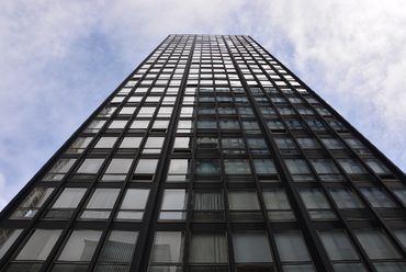 Mies van Der Rohe chicagoi Lake Shore Drive-onon álló házainak egyik részlete
