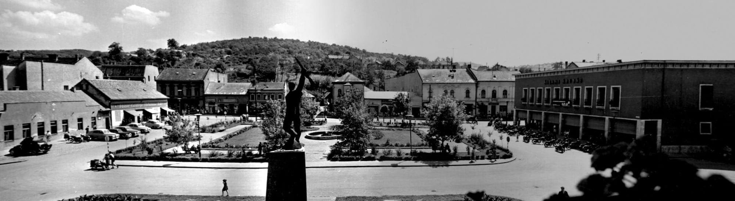 A főtér az átépítés megkezdése előtt, 1960. Forrás: Betonfalak harmóniája – a Dornyay Béla Múzeum online kiállítása
