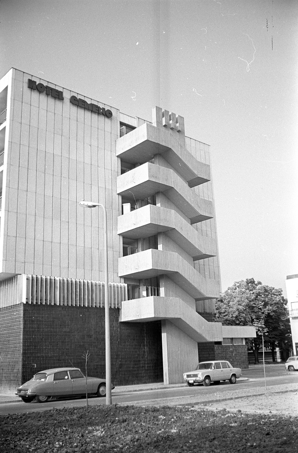 Hotel Gemenc a Mészáros Lázár utca felől nézve, 1972. Forrás: Fortepan / Kriss Géza
