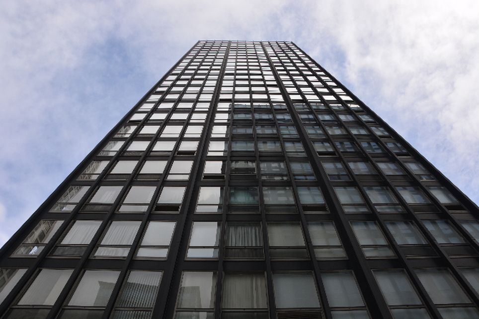 Mies van Der Rohe chicagoi Lake Shore Drive-onon álló házainak egyik részlete
