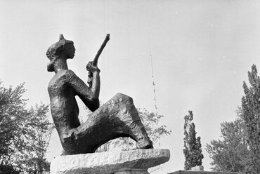 Tihany, Kerényi Jenő Legenda című, 1963-ban felavatott szobra a rév melletti parkban, 1964. Forrás: Fortepan 256532 / Közösségi Szociális Szövetkezet
