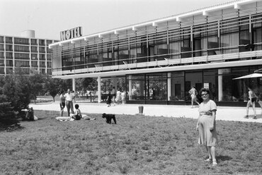 Tihany, Kis Tihany Szálló (Motel, tervező: Polónyi Károly), háttérben a Hotel Tihany, 1966. Forrás: Fortepan 218419 / Burszán Sándor
