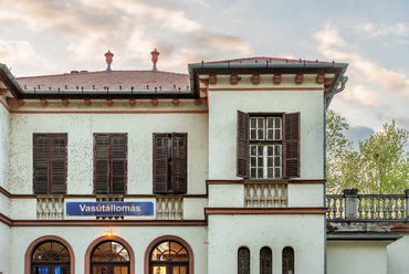 A Balaton idegenforgalmának növekedése az 1920-as évek végére újabb és fejlesztésekre sarkallta a vasutat. A bővített állomásépületek a kor állami beruházásaira jellemző historizáló stílusban épültek, köztük talán a legemblematikusabb, a balatonföldvári állomás felvételi épülete.
