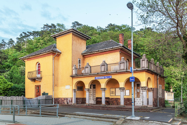 A fonyódi Bélatelep a vasúttal egyidős üdülőhely. Az eredetileg itt álló 103-as számú őrház helyén szintén 1928-ban épült a pompás historizáló állomásépület, amelynek felső szintjein elhelyezett szolgálati lakás két szobája is a Balatonra néző teraszokat kapott.
