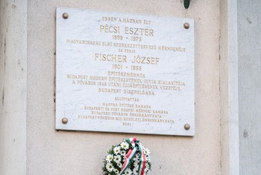 Fischer József és Pécsi Eszter emléktáblájának koszorúzása. Fotó: Budapest Városháza Facebook
