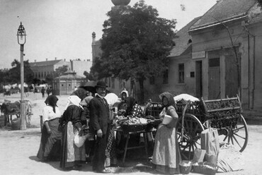 Szabadság tér, háttérben a fa mögött a zsinagóga épülete, 19. század vége. Forrás: Fortepan / Vargha Zsuzsa
