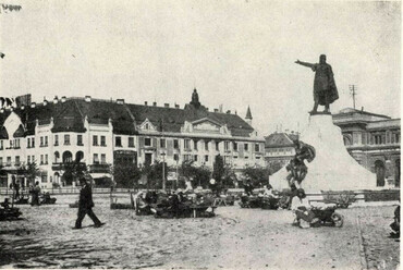 A Szabadság tér a Népbankkal és a piaccal. Forrás: Műemlékvédelem, 1981.
