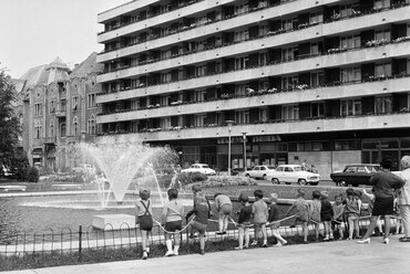 Kossuth tér, jobbra a "Lordok háza" társasház, 1967. Forrás: Fortepan / Vozárik Edit
