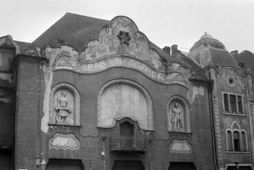 Kossuth tér 4., Széchenyi tér sarok. Ekkor szovjet tiszti klub (eredetileg Iparos Otthon, ma Ifjúsági Otthon, 1973. Forrás: Fortepan / Bartók István
