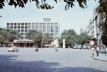 Kossuth tér, Aranyhomok szálló, jobbra hátul a görögkeleti szerb templom tornya, 1962. Forrás: Fortepan / Építésügyi Dokumentációs és Információs Központ
