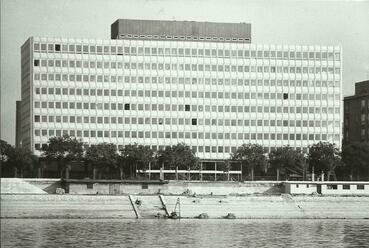 A Magyar Alumíniumipari Vállalat székháza, Budapest // Tervezők: Mináry Olga, Thoma Levente, 1966 // Fotó: Csík Ferenc, Angyalföldi Helytörténeti Gyűjtemény, Budapest

 
