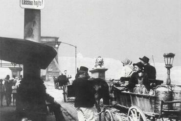 1910 Lánchíd (Müllner János) – a város alighanem első közlekedési táblájával (Budapest Főváros Levéltár)
