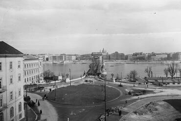 1949 és 2022: Aszfaltozás centire ugyanott (Fortepan-Uvaterv /részlet/ ill. BKK)
