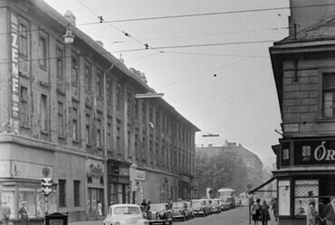 1962 2x1 sávos József Attila a Marokkó-házzal az átalakítás előtt és után (Fortepan-Barbjerik Ferenc ill. Fortepan-Főmterv)
