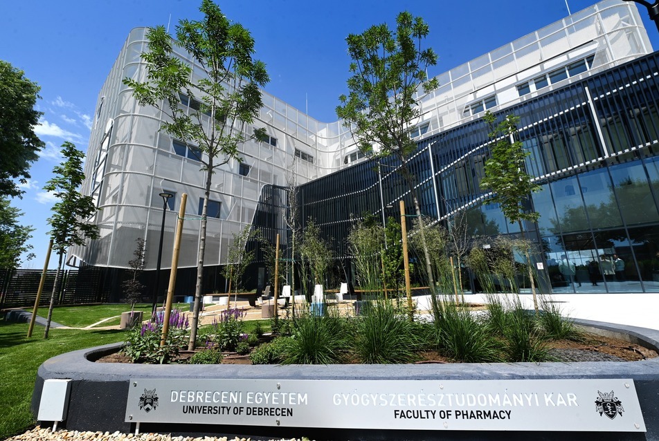 Felavatták a debreceni egyetem új gyógyszertudományi karát