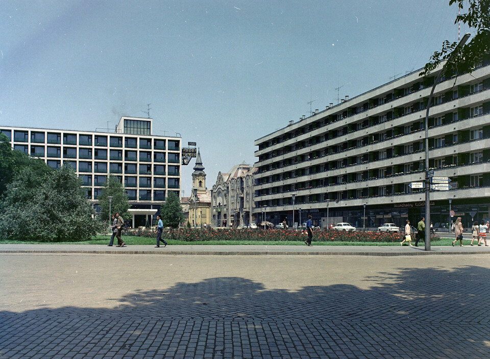 Kossuth tér, balra az Aranyhomok szálló, középen hátul a görögkeleti szerb templom, 1970. Forrás: Fortepan / FŐFOTÓ
