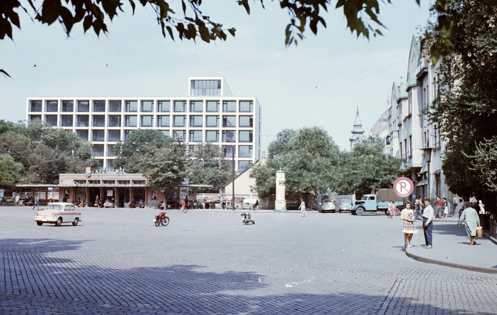 Kossuth tér, Aranyhomok szálló, jobbra hátul a görögkeleti szerb templom tornya, 1962. Forrás: Fortepan / Építésügyi Dokumentációs és Információs Központ
