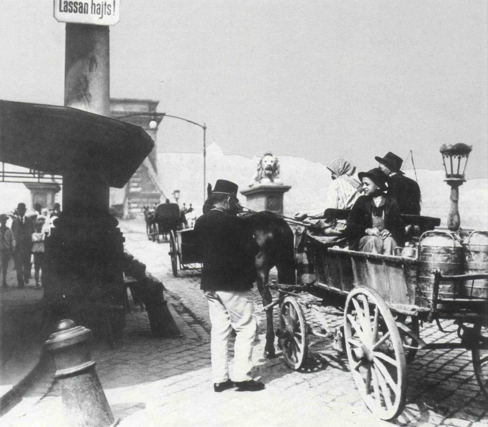 1910 Lánchíd (Müllner János) – a város alighanem első közlekedési táblájával (Budapest Főváros Levéltár)
