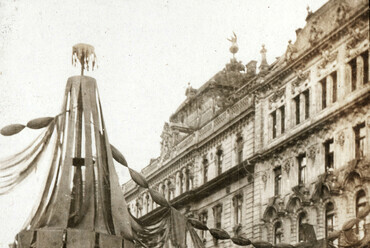 Kossuth Lajos utca május 1-i dekorációja az Astoria kereszteződésből nézve, 1919. Forrás: Fortepan / Péchy László
