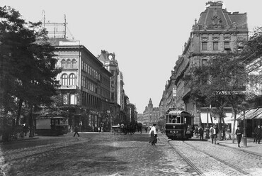 Rákóczi (Kerepesi) út az Astória kereszteződésénél, szemben a Kossuth Lajos utca házsora, 1904. Forrás: Fortepan / Deutsche Fotothek / Brück und Sohn
