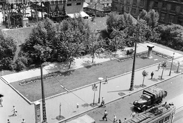 Múzeum körút az Astoriánál. Jobbra az egykori Rákóczi (Kerepesi) úti Nemzeti Színház oszlopfőjéből készült Nemzeti Színház-emlékmű, 1961. Forrás: Fortepan / Főmterv
