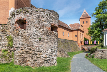 Az építőanyagként használt, helyben bányászott kövek leglátványosabb felhasználási helye Kőszeg város történelmi központja. A Jurisics-vár egykor kétszer magasabb bástyái az 1532-es ostrom során 25 napig állták a Bécs ellen vonuló Szulejmán szultán ostromát.

 

