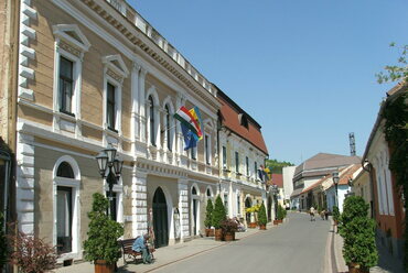 Rákóczi út, Tokaj. A kép bal oldalán a Tokaji Járási Hivatal és a Városháza épülete. Forrás: Wikimedia Commons, felhasználó: Stipkovits7
