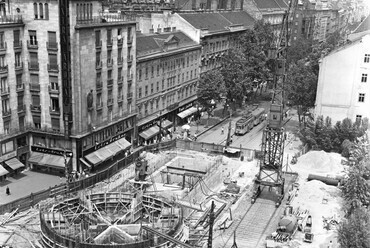 Astoria kereszteződés a Rákóczi út felé nézve, metrólejáró és aluljáró építés. Balra az MTA lakóház, az alsó sarokban az aluljáró építésénél felhasznált Zagyva híd, 1963. Forrás: Fortepan / Főmterv
