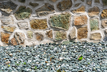 A számos színben elérhető palák egyaránt használhatók felmenő falak készítésére, díszburkolatként, de akár útépítéshez is. A mai, kisüzemi bányászat már főként az előbbiekre fókuszál, de a környező falvakban még gyakran találkozni új parkolók anyagában is a jellegzetes kőzet zúzalékával.

 
