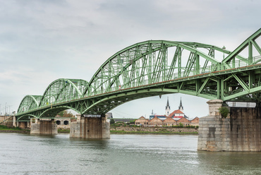 Komárom és Révkomárom között áll a Duna egyik legszebb rácstartós hídja, az 1893-ban épült négynyílású Erzsébet híd. Tervezője a 19. századi acélszerkezetek egyik legnagyobb mestere, a budapesti Szabadság hidat is jegyző Feketeházy János.
