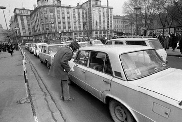 Múzeum körút az Astoria kereszteződés és a Rákóczi út felé nézve, szemben az MTA lakóház és a Georgia bérpalota, 1976. Forrás: Fortepan / Péterffy István

