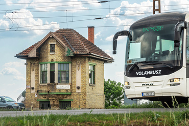 Hasonló, kisebb méretű bakterház áll a szomszédos Szabadkígyós állomás végponti útátjárója mellett is. Az egyvágányú pálya itt a felújítás során kétvágányúra bővül, így az állomás hamarosan elveszítheti a funkcióját.
